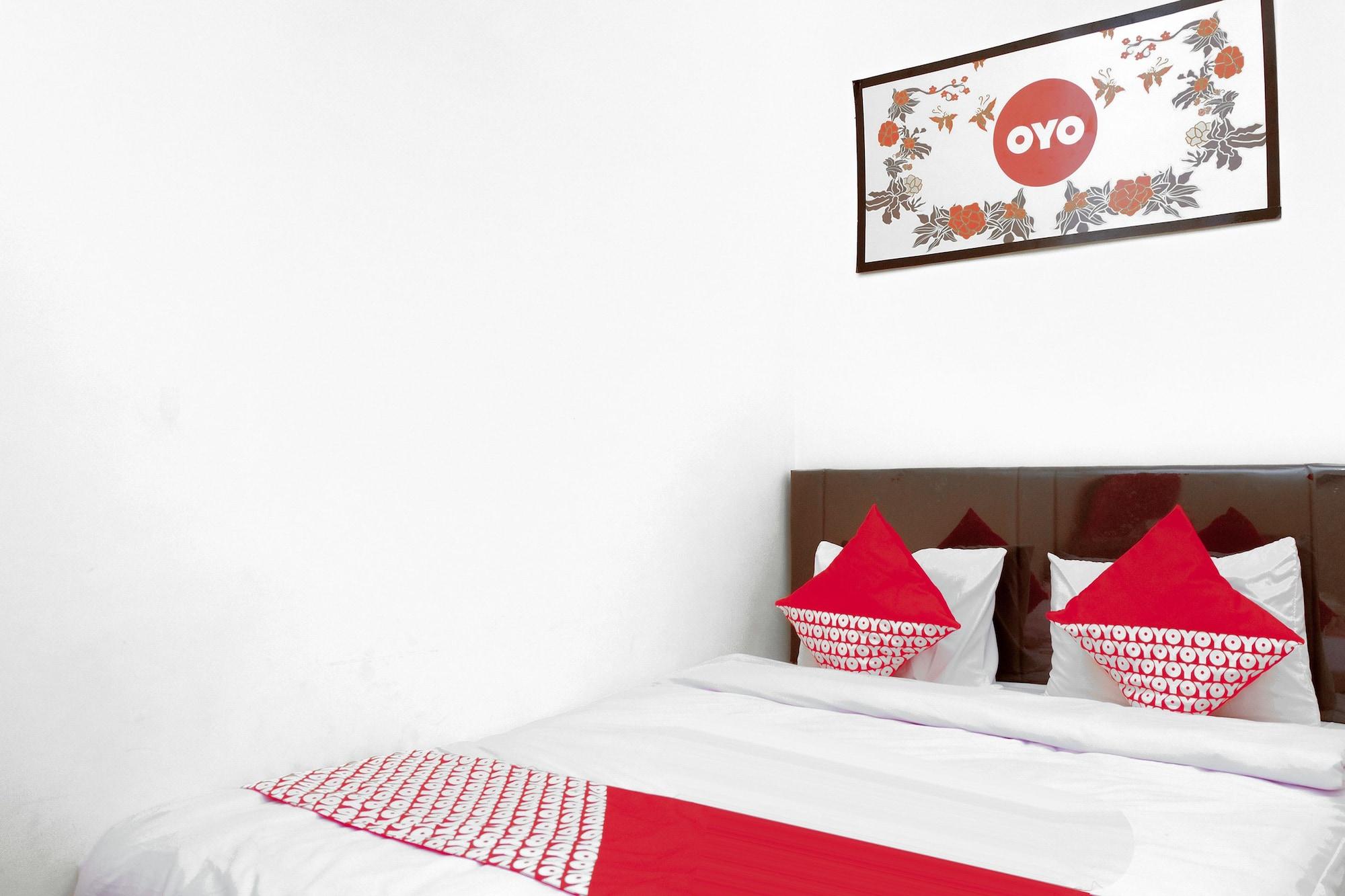 Oyo 314 Emas 23 Guest House Syariah Маланг Экстерьер фото